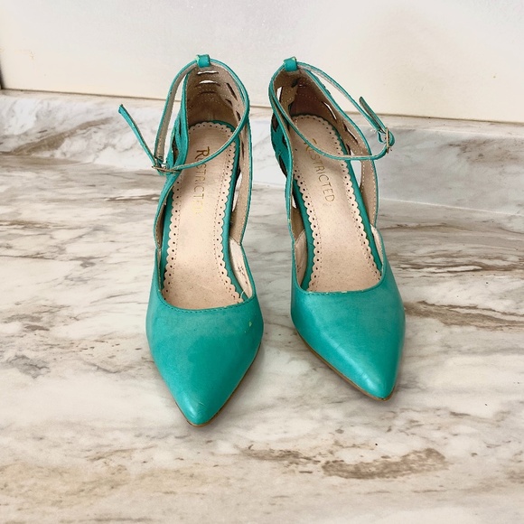🪞 pointed toe front strap cut out leather heels by restricted women’s size 6 - Picture 4 of 6